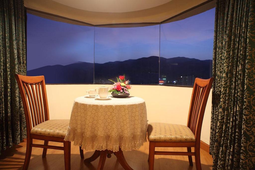 Hotel Furama Chiang Mai Zewnętrze zdjęcie